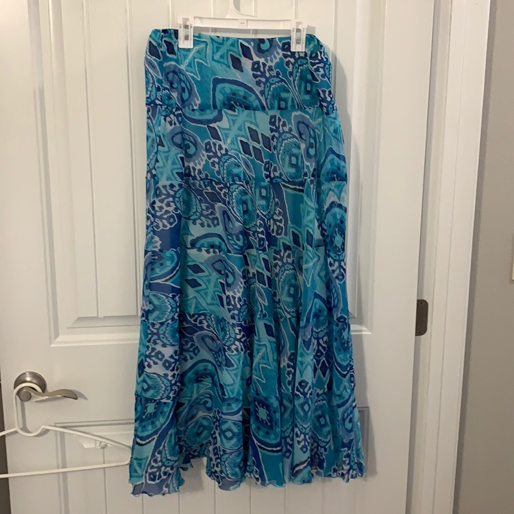 Multi-pattern free flowing skirt